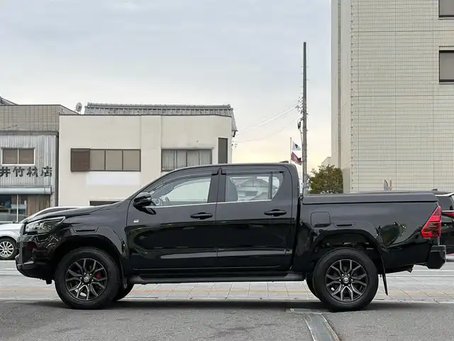 トヨタ ハイラックス Z GRスポーツ 三重県 2024(令6)年 0.2万km アティチュードブラックマイカ ワンオーナー/登録時走行距離１８９６km/ディーゼル車/トヨタセーフティセンス/　・プリクラッシュセーフティ/　・レーンディパーチャーアラート/　・ロードサインアシスト/　・レーダークルーズコントロール/純正メーカーナビ/　・AppleCarPlay /　・Bluetooth/　・USB /　・MiraCast/GRSPORT専用アルミホイール/レッド塗装ブレーキキャリパー(GRロゴ付)/パノラミックビューモニター/社外デジタルインナーミラー(前後録画機能付き)/クリアランスソナー/荷台トノカバー/スマートキーx２/プッシュスタート/パドルシフト/GRSPORT専用本革巻きステアリングホイール/革巻きシフトノブ/ステアリングスイッチ/ハーフレザーシート(GR刺繍ロゴ付)/パワーシート/LEDヘッドライト/LEDフォグライト/リアフォグライト/オートライト/電動格納ミラー/ウィンカーミラー/オールシーズンマット/スペアタイヤ/アイドリングストップ/横滑り防止機能/サイド/カーテン/ニーエアバック