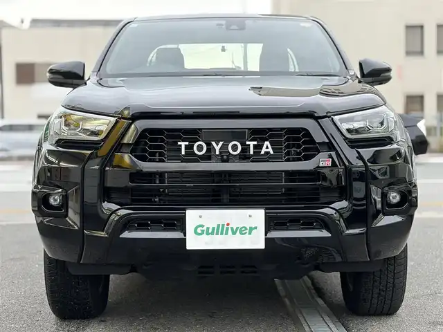 トヨタ ハイラックス Z GRスポーツ 三重県 2024(令6)年 0.2万km アティチュードブラックマイカ ワンオーナー/登録時走行距離１８９６km/ディーゼル車/トヨタセーフティセンス/　・プリクラッシュセーフティ/　・レーンディパーチャーアラート/　・ロードサインアシスト/　・レーダークルーズコントロール/純正メーカーナビ/　・AppleCarPlay /　・Bluetooth/　・USB /　・MiraCast/GRSPORT専用アルミホイール/レッド塗装ブレーキキャリパー(GRロゴ付)/パノラミックビューモニター/社外デジタルインナーミラー(前後録画機能付き)/クリアランスソナー/荷台トノカバー/スマートキーx２/プッシュスタート/パドルシフト/GRSPORT専用本革巻きステアリングホイール/革巻きシフトノブ/ステアリングスイッチ/ハーフレザーシート(GR刺繍ロゴ付)/パワーシート/LEDヘッドライト/LEDフォグライト/リアフォグライト/オートライト/電動格納ミラー/ウィンカーミラー/オールシーズンマット/スペアタイヤ/アイドリングストップ/横滑り防止機能/サイド/カーテン/ニーエアバック