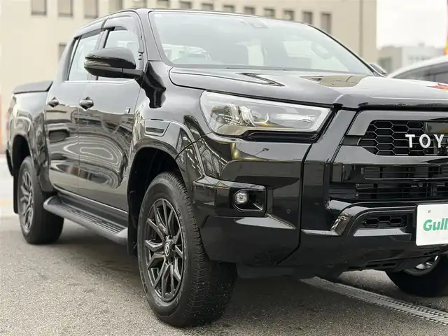 トヨタ ハイラックス Z GRスポーツ 三重県 2024(令6)年 0.2万km アティチュードブラックマイカ ワンオーナー/登録時走行距離１８９６km/ディーゼル車/トヨタセーフティセンス/　・プリクラッシュセーフティ/　・レーンディパーチャーアラート/　・ロードサインアシスト/　・レーダークルーズコントロール/純正メーカーナビ/　・AppleCarPlay /　・Bluetooth/　・USB /　・MiraCast/GRSPORT専用アルミホイール/レッド塗装ブレーキキャリパー(GRロゴ付)/パノラミックビューモニター/社外デジタルインナーミラー(前後録画機能付き)/クリアランスソナー/荷台トノカバー/スマートキーx２/プッシュスタート/パドルシフト/GRSPORT専用本革巻きステアリングホイール/革巻きシフトノブ/ステアリングスイッチ/ハーフレザーシート(GR刺繍ロゴ付)/パワーシート/LEDヘッドライト/LEDフォグライト/リアフォグライト/オートライト/電動格納ミラー/ウィンカーミラー/オールシーズンマット/スペアタイヤ/アイドリングストップ/横滑り防止機能/サイド/カーテン/ニーエアバック