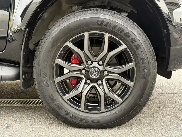 トヨタ ハイラックス Z GRスポーツ 三重県 2024(令6)年 0.2万km アティチュードブラックマイカ ワンオーナー/登録時走行距離１８９６km/ディーゼル車/トヨタセーフティセンス/　・プリクラッシュセーフティ/　・レーンディパーチャーアラート/　・ロードサインアシスト/　・レーダークルーズコントロール/純正メーカーナビ/　・AppleCarPlay /　・Bluetooth/　・USB /　・MiraCast/GRSPORT専用アルミホイール/レッド塗装ブレーキキャリパー(GRロゴ付)/パノラミックビューモニター/社外デジタルインナーミラー(前後録画機能付き)/クリアランスソナー/荷台トノカバー/スマートキーx２/プッシュスタート/パドルシフト/GRSPORT専用本革巻きステアリングホイール/革巻きシフトノブ/ステアリングスイッチ/ハーフレザーシート(GR刺繍ロゴ付)/パワーシート/LEDヘッドライト/LEDフォグライト/リアフォグライト/オートライト/電動格納ミラー/ウィンカーミラー/オールシーズンマット/スペアタイヤ/アイドリングストップ/横滑り防止機能/サイド/カーテン/ニーエアバック