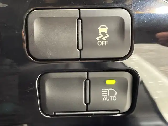 トヨタ プリウス Sツーリングセレクション 栃木県 2019(平31)年 1.8万km ホワイトパールクリスタルシャイン 純正ナビ/　(CD/DVD/Bluetooth/フルセグV)/バックカメラ/モデリスタ風エアロ/トヨタセーフティセンス/・プリクラッシュセーフティ/・レーントレーシングアシスト/・レーンディパーチャーアラート/・ロードサインアシスト/・レーダークルーズコントロール/・オートマチックハイビーム/・先行車発進アラーム/ETC/前後ドラレコ/前席シートヒーター/禁煙車/LEDヘッドライト/スマートキー/純正AW/純正フロアマット