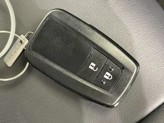 トヨタ プリウス Sツーリングセレクション 栃木県 2019(平31)年 1.8万km ホワイトパールクリスタルシャイン 純正ナビ/　(CD/DVD/Bluetooth/フルセグV)/バックカメラ/モデリスタ風エアロ/トヨタセーフティセンス/・プリクラッシュセーフティ/・レーントレーシングアシスト/・レーンディパーチャーアラート/・ロードサインアシスト/・レーダークルーズコントロール/・オートマチックハイビーム/・先行車発進アラーム/ETC/前後ドラレコ/前席シートヒーター/禁煙車/LEDヘッドライト/スマートキー/純正AW/純正フロアマット