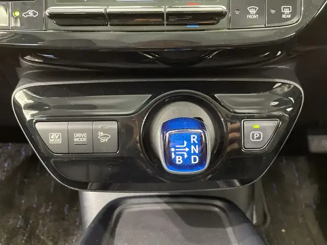 トヨタ プリウス Sツーリングセレクション 栃木県 2019(平31)年 1.8万km ホワイトパールクリスタルシャイン 純正ナビ/　(CD/DVD/Bluetooth/フルセグV)/バックカメラ/モデリスタ風エアロ/トヨタセーフティセンス/・プリクラッシュセーフティ/・レーントレーシングアシスト/・レーンディパーチャーアラート/・ロードサインアシスト/・レーダークルーズコントロール/・オートマチックハイビーム/・先行車発進アラーム/ETC/前後ドラレコ/前席シートヒーター/禁煙車/LEDヘッドライト/スマートキー/純正AW/純正フロアマット