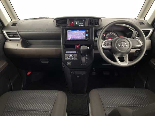 トヨタ ルーミー G 埼玉県 2023(令5)年 0.6万km ブライトシルバーM 純正ナビ　NMZK-W73D/(Bluetooth/USB/CD/DVD/AM/FM)/地デジフルセグ/バックカメラ/ETC2.0/前後ドライブレコーダー/衝突軽減ブレーキ/アイドリングストップ/クリアランスソナー/パワーモード/プッシュスタート/ステアリングリモコン/両側パワースライドドア/フロントフォグランプ/ウィンカーミラー/電動格納ミラー/社外フロアマット/純正ドアバイザー