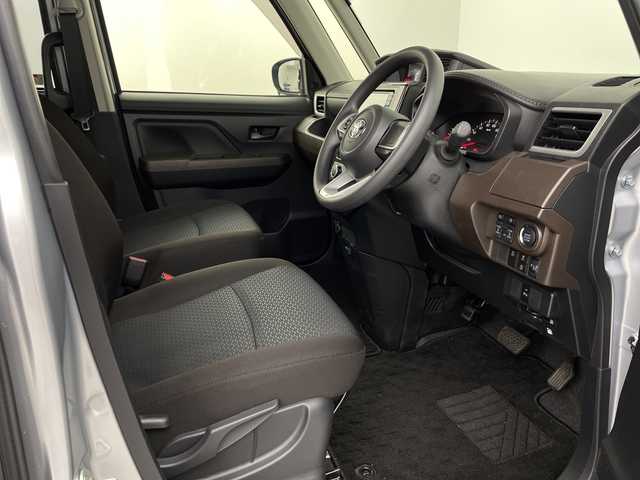 トヨタ ルーミー G 埼玉県 2023(令5)年 0.6万km ブライトシルバーM 純正ナビ　NMZK-W73D/(Bluetooth/USB/CD/DVD/AM/FM)/地デジフルセグ/バックカメラ/ETC2.0/前後ドライブレコーダー/衝突軽減ブレーキ/アイドリングストップ/クリアランスソナー/パワーモード/プッシュスタート/ステアリングリモコン/両側パワースライドドア/フロントフォグランプ/ウィンカーミラー/電動格納ミラー/社外フロアマット/純正ドアバイザー