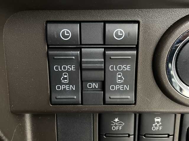 トヨタ ルーミー G 埼玉県 2023(令5)年 0.6万km ブライトシルバーM 純正ナビ　NMZK-W73D/(Bluetooth/USB/CD/DVD/AM/FM)/地デジフルセグ/バックカメラ/ETC2.0/前後ドライブレコーダー/衝突軽減ブレーキ/アイドリングストップ/クリアランスソナー/パワーモード/プッシュスタート/ステアリングリモコン/両側パワースライドドア/フロントフォグランプ/ウィンカーミラー/電動格納ミラー/社外フロアマット/純正ドアバイザー