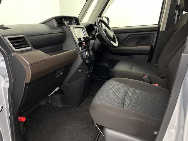 トヨタ ルーミー G 埼玉県 2023(令5)年 0.6万km ブライトシルバーM 純正ナビ　NMZK-W73D/(Bluetooth/USB/CD/DVD/AM/FM)/地デジフルセグ/バックカメラ/ETC2.0/前後ドライブレコーダー/衝突軽減ブレーキ/アイドリングストップ/クリアランスソナー/パワーモード/プッシュスタート/ステアリングリモコン/両側パワースライドドア/フロントフォグランプ/ウィンカーミラー/電動格納ミラー/社外フロアマット/純正ドアバイザー