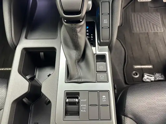 トヨタ ランドクルーザー ２５０ VX 兵庫県 2024(令6)年 0.1千km ブラック ・純正メモリナビ/（HDMI/Bluetooth/フルセグ/Miracast/USB）/・純正ディスプレイオーディオ/・ACC/・LDA/・PCS/・BSM/・PDA/・RCTA/・RCD/・RSA/・コーナーセンサー/・パノラミックビューモニター/・デジタルインナーミラー/・安心降車サポート/・ビルトインETC2.0/・パワーバックドア/・D＋N席パワーシート/・D＋N席シートヒーター/・黒レザーシート/・ベンチレーション/・ステアリングヒーター/・ルーフレール/・MODELLISTAオーバーフェンダー/・純正18インチアルミホイール/・LEDヘッドライト/・ＬＥＤフォグランプ/・オートハイビーム