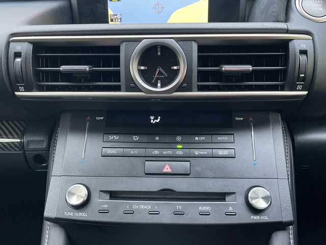 レクサス ＲＣ Ｆ 山口県 2015(平27)年 7.4万km ホワイトノーヴァガラスフレーク 純正ナビ/DVD/BT/SD/AM/FM/AUX/フルセグTV/バックカメラ/シートヒーター/シートベンチレーション/社外マフラー/パドルシフト/前方ドライブレコーダー/オートハイビーム/電動テレスコチルト/ブラインドスポットモニター/レーンキープアシスト/コーナーセンサー/オートライト/パワーシート/シートメモリー/ETC/電動格納ミラー/純正フロアマット