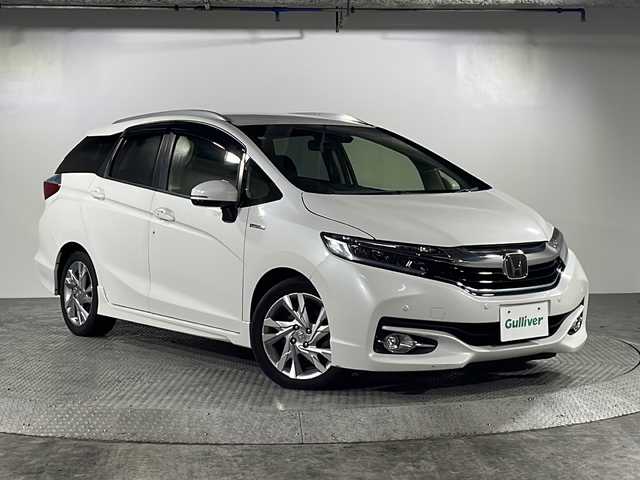 ホンダ シャトル ハイブリッド Z ホンダセンシング 沖縄県 2018(平30)年 8.2万km プラチナホワイトパール 禁煙車/ホンダセンシング/・衝突軽減ブレーキ/・歩行者事故低減ステアリング/・路外逸脱抑制機能/・アダプティブ・クルーズ・コントロール/純正ナビ（VXM-195VＦi)/・ＣＤ／ＤＶＤ／Ｂｌｕｅｔｏｏｔｈ／フルセグＴＶ/純正前後ドライブレコーダー/バックカメラ/レーンキープアシスト/コーナーセンサー/パドルシフト/ハーフレザーシート/パドルシフト/純正フロアマット/スマートキー/LEDヘッドライト/純正アルミ/保証書/取扱説明書