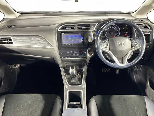 ホンダ シャトル ハイブリッド Z ホンダセンシング 沖縄県 2018(平30)年 8.2万km プラチナホワイトパール 禁煙車/ホンダセンシング/・衝突軽減ブレーキ/・歩行者事故低減ステアリング/・路外逸脱抑制機能/・アダプティブ・クルーズ・コントロール/純正ナビ（VXM-195VＦi)/・ＣＤ／ＤＶＤ／Ｂｌｕｅｔｏｏｔｈ／フルセグＴＶ/純正前後ドライブレコーダー/バックカメラ/レーンキープアシスト/コーナーセンサー/パドルシフト/ハーフレザーシート/パドルシフト/純正フロアマット/スマートキー/LEDヘッドライト/純正アルミ/保証書/取扱説明書