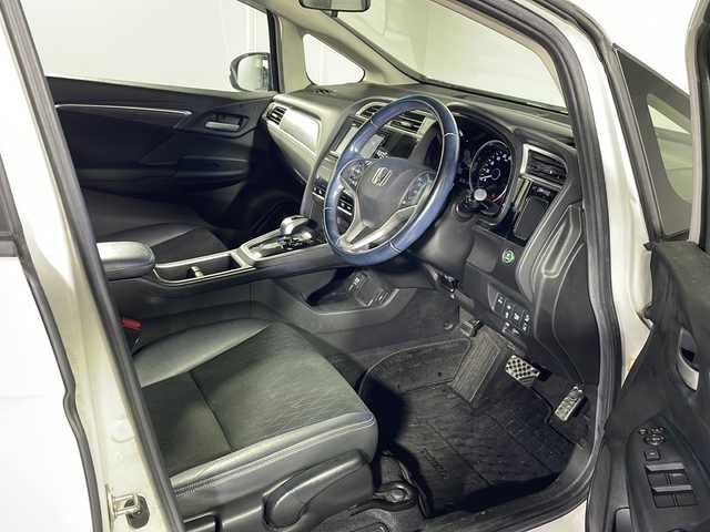 ホンダ シャトル ハイブリッド Z ホンダセンシング 沖縄県 2018(平30)年 8.2万km プラチナホワイトパール 禁煙車/ホンダセンシング/・衝突軽減ブレーキ/・歩行者事故低減ステアリング/・路外逸脱抑制機能/・アダプティブ・クルーズ・コントロール/純正ナビ（VXM-195VＦi)/・ＣＤ／ＤＶＤ／Ｂｌｕｅｔｏｏｔｈ／フルセグＴＶ/純正前後ドライブレコーダー/バックカメラ/レーンキープアシスト/コーナーセンサー/パドルシフト/ハーフレザーシート/パドルシフト/純正フロアマット/スマートキー/LEDヘッドライト/純正アルミ/保証書/取扱説明書