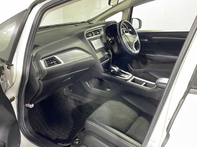 ホンダ シャトル ハイブリッド Z ホンダセンシング 沖縄県 2018(平30)年 8.2万km プラチナホワイトパール 禁煙車/ホンダセンシング/・衝突軽減ブレーキ/・歩行者事故低減ステアリング/・路外逸脱抑制機能/・アダプティブ・クルーズ・コントロール/純正ナビ（VXM-195VＦi)/・ＣＤ／ＤＶＤ／Ｂｌｕｅｔｏｏｔｈ／フルセグＴＶ/純正前後ドライブレコーダー/バックカメラ/レーンキープアシスト/コーナーセンサー/パドルシフト/ハーフレザーシート/パドルシフト/純正フロアマット/スマートキー/LEDヘッドライト/純正アルミ/保証書/取扱説明書