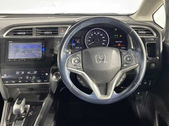 ホンダ シャトル ハイブリッド Z ホンダセンシング 沖縄県 2018(平30)年 8.2万km プラチナホワイトパール 禁煙車/ホンダセンシング/・衝突軽減ブレーキ/・歩行者事故低減ステアリング/・路外逸脱抑制機能/・アダプティブ・クルーズ・コントロール/純正ナビ（VXM-195VＦi)/・ＣＤ／ＤＶＤ／Ｂｌｕｅｔｏｏｔｈ／フルセグＴＶ/純正前後ドライブレコーダー/バックカメラ/レーンキープアシスト/コーナーセンサー/パドルシフト/ハーフレザーシート/パドルシフト/純正フロアマット/スマートキー/LEDヘッドライト/純正アルミ/保証書/取扱説明書