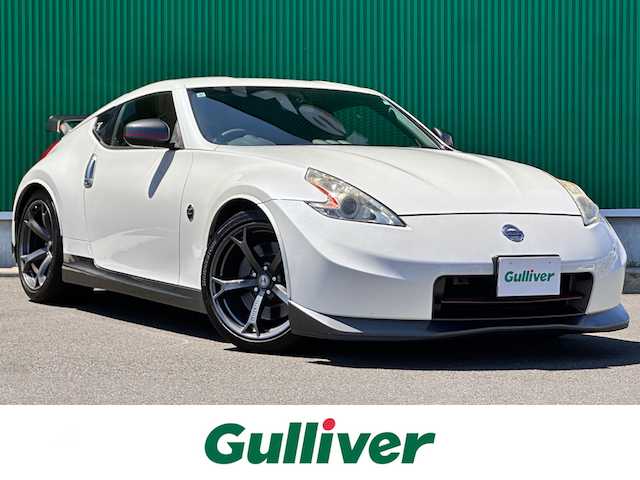 日産 フェアレディ Ｚ ニスモ 宮城県 2013(平25)年 13.5万km ブリリアントホワイトパール ワンオーナー/カーウイングスナビゲーションシステム/・カーウイングス対応HDDナビ/・地デジTV/・CD/DVD/・4スピーカー/・ステアリングスイッチ/・バックビューモニター/＝＝＝/フロントエアロバンパー/ブラックサイドシル/リアエアロバンパー/リアスポイラー/専用チューニングコンピューター/フロント245/40/R19タイヤ、リア285/35/R19タイヤ/19インチRAYS製「nismo」ロゴ入ダークメタリック塗装アルミホイール/レッドキャリパー対向ピストンブレーキ/YAMAHA製パフォーマンスダンパー/専用サスペンション/「nismo」ロゴ入ストラットタワーバー/「nismo」ロゴ入280km/hスケールアナログメーター/3連サブメーター/レッドステッチ入革/アルカンターラ巻きコンビステアリング/「nismo」ロゴ/レッドステッチ専用革/スエード調ファブリックコンビシート/専用シリアルナンバープレート（シート後方）/HIDヘッドランプ/オートライト/インテリジェントキー/プッシュスタート/電動格納ミラー/純正フロアマット/W/サイド/カーテンエアバッグ