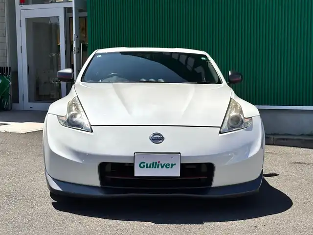 日産 フェアレディ Ｚ ニスモ 宮城県 2013(平25)年 13.5万km ブリリアントホワイトパール ワンオーナー/カーウイングスナビゲーションシステム/・カーウイングス対応HDDナビ/・地デジTV/・CD/DVD/・4スピーカー/・ステアリングスイッチ/・バックビューモニター/＝＝＝/フロントエアロバンパー/ブラックサイドシル/リアエアロバンパー/リアスポイラー/専用チューニングコンピューター/フロント245/40/R19タイヤ、リア285/35/R19タイヤ/19インチRAYS製「nismo」ロゴ入ダークメタリック塗装アルミホイール/レッドキャリパー対向ピストンブレーキ/YAMAHA製パフォーマンスダンパー/専用サスペンション/「nismo」ロゴ入ストラットタワーバー/「nismo」ロゴ入280km/hスケールアナログメーター/3連サブメーター/レッドステッチ入革/アルカンターラ巻きコンビステアリング/「nismo」ロゴ/レッドステッチ専用革/スエード調ファブリックコンビシート/専用シリアルナンバープレート（シート後方）/HIDヘッドランプ/オートライト/インテリジェントキー/プッシュスタート/電動格納ミラー/純正フロアマット/W/サイド/カーテンエアバッグ
