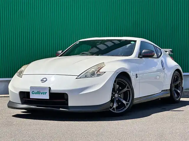 日産 フェアレディ Ｚ ニスモ 宮城県 2013(平25)年 13.5万km ブリリアントホワイトパール ワンオーナー/カーウイングスナビゲーションシステム/・カーウイングス対応HDDナビ/・地デジTV/・CD/DVD/・4スピーカー/・ステアリングスイッチ/・バックビューモニター/＝＝＝/フロントエアロバンパー/ブラックサイドシル/リアエアロバンパー/リアスポイラー/専用チューニングコンピューター/フロント245/40/R19タイヤ、リア285/35/R19タイヤ/19インチRAYS製「nismo」ロゴ入ダークメタリック塗装アルミホイール/レッドキャリパー対向ピストンブレーキ/YAMAHA製パフォーマンスダンパー/専用サスペンション/「nismo」ロゴ入ストラットタワーバー/「nismo」ロゴ入280km/hスケールアナログメーター/3連サブメーター/レッドステッチ入革/アルカンターラ巻きコンビステアリング/「nismo」ロゴ/レッドステッチ専用革/スエード調ファブリックコンビシート/専用シリアルナンバープレート（シート後方）/HIDヘッドランプ/オートライト/インテリジェントキー/プッシュスタート/電動格納ミラー/純正フロアマット/W/サイド/カーテンエアバッグ