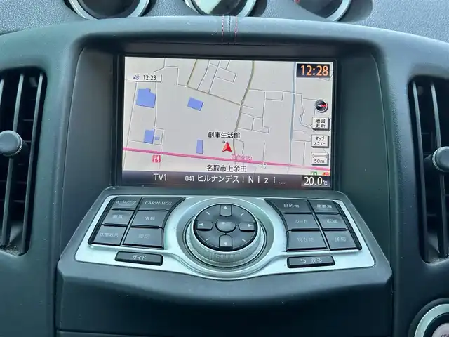 日産 フェアレディ Ｚ ニスモ 宮城県 2013(平25)年 13.5万km ブリリアントホワイトパール ワンオーナー/カーウイングスナビゲーションシステム/・カーウイングス対応HDDナビ/・地デジTV/・CD/DVD/・4スピーカー/・ステアリングスイッチ/・バックビューモニター/＝＝＝/フロントエアロバンパー/ブラックサイドシル/リアエアロバンパー/リアスポイラー/専用チューニングコンピューター/フロント245/40/R19タイヤ、リア285/35/R19タイヤ/19インチRAYS製「nismo」ロゴ入ダークメタリック塗装アルミホイール/レッドキャリパー対向ピストンブレーキ/YAMAHA製パフォーマンスダンパー/専用サスペンション/「nismo」ロゴ入ストラットタワーバー/「nismo」ロゴ入280km/hスケールアナログメーター/3連サブメーター/レッドステッチ入革/アルカンターラ巻きコンビステアリング/「nismo」ロゴ/レッドステッチ専用革/スエード調ファブリックコンビシート/専用シリアルナンバープレート（シート後方）/HIDヘッドランプ/オートライト/インテリジェントキー/プッシュスタート/電動格納ミラー/純正フロアマット/W/サイド/カーテンエアバッグ