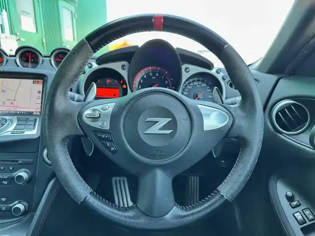日産 フェアレディ Ｚ ニスモ 宮城県 2013(平25)年 13.5万km ブリリアントホワイトパール ワンオーナー/カーウイングスナビゲーションシステム/・カーウイングス対応HDDナビ/・地デジTV/・CD/DVD/・4スピーカー/・ステアリングスイッチ/・バックビューモニター/＝＝＝/フロントエアロバンパー/ブラックサイドシル/リアエアロバンパー/リアスポイラー/専用チューニングコンピューター/フロント245/40/R19タイヤ、リア285/35/R19タイヤ/19インチRAYS製「nismo」ロゴ入ダークメタリック塗装アルミホイール/レッドキャリパー対向ピストンブレーキ/YAMAHA製パフォーマンスダンパー/専用サスペンション/「nismo」ロゴ入ストラットタワーバー/「nismo」ロゴ入280km/hスケールアナログメーター/3連サブメーター/レッドステッチ入革/アルカンターラ巻きコンビステアリング/「nismo」ロゴ/レッドステッチ専用革/スエード調ファブリックコンビシート/専用シリアルナンバープレート（シート後方）/HIDヘッドランプ/オートライト/インテリジェントキー/プッシュスタート/電動格納ミラー/純正フロアマット/W/サイド/カーテンエアバッグ