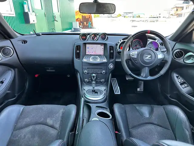 日産 フェアレディ Ｚ ニスモ 宮城県 2013(平25)年 13.5万km ブリリアントホワイトパール ワンオーナー/カーウイングスナビゲーションシステム/・カーウイングス対応HDDナビ/・地デジTV/・CD/DVD/・4スピーカー/・ステアリングスイッチ/・バックビューモニター/＝＝＝/フロントエアロバンパー/ブラックサイドシル/リアエアロバンパー/リアスポイラー/専用チューニングコンピューター/フロント245/40/R19タイヤ、リア285/35/R19タイヤ/19インチRAYS製「nismo」ロゴ入ダークメタリック塗装アルミホイール/レッドキャリパー対向ピストンブレーキ/YAMAHA製パフォーマンスダンパー/専用サスペンション/「nismo」ロゴ入ストラットタワーバー/「nismo」ロゴ入280km/hスケールアナログメーター/3連サブメーター/レッドステッチ入革/アルカンターラ巻きコンビステアリング/「nismo」ロゴ/レッドステッチ専用革/スエード調ファブリックコンビシート/専用シリアルナンバープレート（シート後方）/HIDヘッドランプ/オートライト/インテリジェントキー/プッシュスタート/電動格納ミラー/純正フロアマット/W/サイド/カーテンエアバッグ