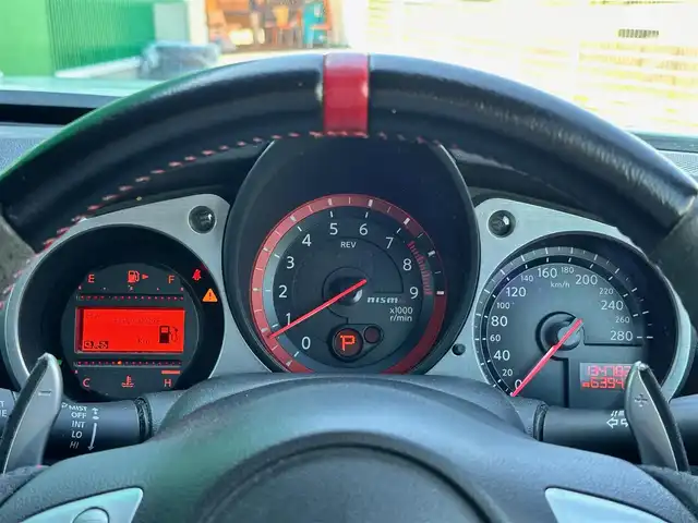 日産 フェアレディ Ｚ ニスモ 宮城県 2013(平25)年 13.5万km ブリリアントホワイトパール ワンオーナー/カーウイングスナビゲーションシステム/・カーウイングス対応HDDナビ/・地デジTV/・CD/DVD/・4スピーカー/・ステアリングスイッチ/・バックビューモニター/＝＝＝/フロントエアロバンパー/ブラックサイドシル/リアエアロバンパー/リアスポイラー/専用チューニングコンピューター/フロント245/40/R19タイヤ、リア285/35/R19タイヤ/19インチRAYS製「nismo」ロゴ入ダークメタリック塗装アルミホイール/レッドキャリパー対向ピストンブレーキ/YAMAHA製パフォーマンスダンパー/専用サスペンション/「nismo」ロゴ入ストラットタワーバー/「nismo」ロゴ入280km/hスケールアナログメーター/3連サブメーター/レッドステッチ入革/アルカンターラ巻きコンビステアリング/「nismo」ロゴ/レッドステッチ専用革/スエード調ファブリックコンビシート/専用シリアルナンバープレート（シート後方）/HIDヘッドランプ/オートライト/インテリジェントキー/プッシュスタート/電動格納ミラー/純正フロアマット/W/サイド/カーテンエアバッグ