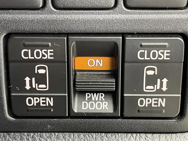 トヨタ エスクァイア ハイブリッド Gi 群馬県 2019(平31)年 5.6万km ホワイトパールクリスタルシャイン 純正９インチナビ　バックカメラ　純正フリップダウンモニター　アダプティブクルーズコントロール　レーンアシスト　衝突軽減システム　両側パワースライドドア　障害物センサー　スマートキー　禁煙車