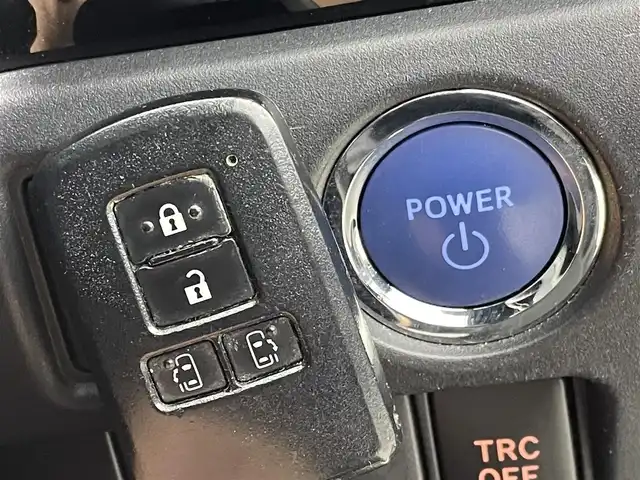 トヨタ エスクァイア ハイブリッド Gi 群馬県 2019(平31)年 5.6万km ホワイトパールクリスタルシャイン 純正９インチナビ　バックカメラ　純正フリップダウンモニター　アダプティブクルーズコントロール　レーンアシスト　衝突軽減システム　両側パワースライドドア　障害物センサー　スマートキー　禁煙車