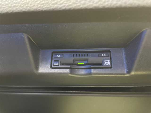 トヨタ ハリアー プレミアム 佐賀県 2017(平29)年 3.8万km ホワイトパールクリスタルシャイン チルト＆スライド電動ムーンルーフ/純正9インチナビ/フルセグ/ETC2.0/バックカメラ/コーナーセンサー /Toyota Safety Sense/・プリクラッシュセーフティ/・レーンディパーチャーアラート/・アダプティブハイビームシステム/・オートマチックハイビーム/・レーダークルーズコントロール/パワーバックドア /パワーシート/ハーフレザーシート/LEDライト/スマートキー