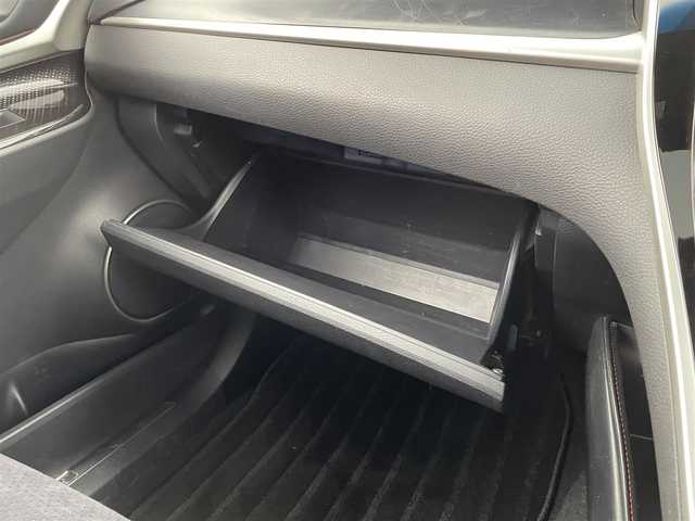 トヨタ ハリアー プレミアム 佐賀県 2017(平29)年 3.8万km ホワイトパールクリスタルシャイン チルト＆スライド電動ムーンルーフ/純正9インチナビ/フルセグ/ETC2.0/バックカメラ/コーナーセンサー /Toyota Safety Sense/・プリクラッシュセーフティ/・レーンディパーチャーアラート/・アダプティブハイビームシステム/・オートマチックハイビーム/・レーダークルーズコントロール/パワーバックドア /パワーシート/ハーフレザーシート/LEDライト/スマートキー