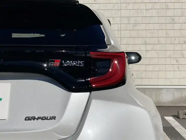 トヨタ ＧＲヤリス RZ ハイパフォーマンス 静岡県 2022(令4)年 2.6万km プラチナホワイトパールマイカ Toyota Safety Sense/純正8インチナビ/　AM FM Bluetooth USB/バックモニター/LEDオートヘッドランプ/レーダークルーズコントロール/ハーフレザーシート/シートヒーター(前席)/ステアリングヒーター/社外18インチアルミホイール/ターボ/6速MT/JBLプレミアムサウンド/ビルトインETC