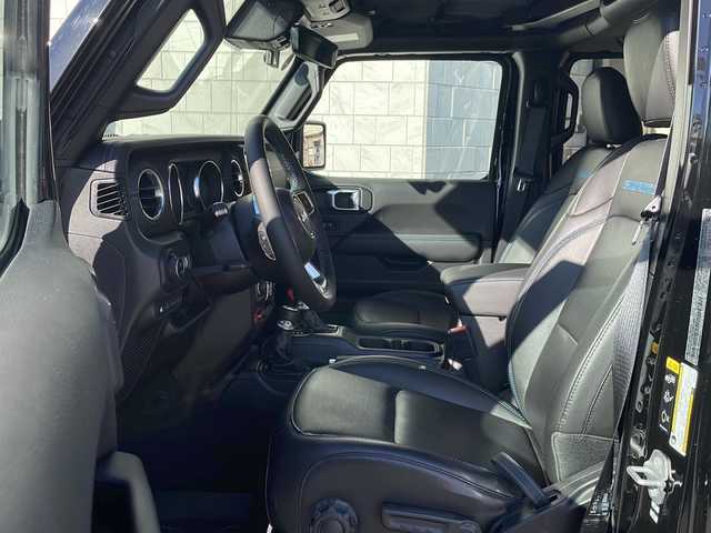 クライスラー・ジープ ジープ ラングラー アンリミテッド ルビコン 4xe 神奈川県 2023(令5)年 1.5万km ブラック ワンオーナー/左ハンドル/４WD/純正ナビ（AM/FM/USB/AUX/BT/フルセグTV)/全方位カメラ/前後ドライブレコーダー/ETC2.0/レーダークルーズコントロール/パーキングセンサー/ヒルスタート/ブラインドスポットモニター/ステアリングスイッチ/衝突軽減システム/横滑り防止装置/ソフトトップ/ステアリングヒーター/ミラーヒーター/黒革シート/D/N席シートヒーター/純正アルミホイール/純正フロアマット/ISOFIX/オートライト/スペアキー×１/保証書/取扱説明書