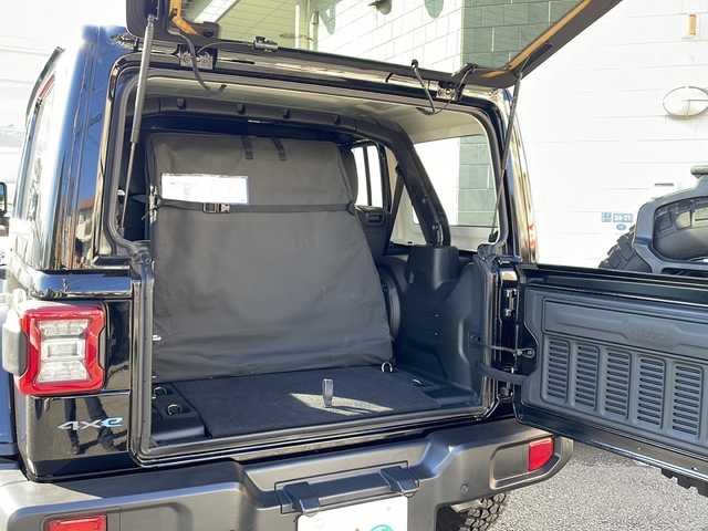 クライスラー・ジープ ジープ ラングラー アンリミテッド ルビコン 4xe 神奈川県 2023(令5)年 1.5万km ブラック ワンオーナー/左ハンドル/４WD/純正ナビ（AM/FM/USB/AUX/BT/フルセグTV)/全方位カメラ/前後ドライブレコーダー/ETC2.0/レーダークルーズコントロール/パーキングセンサー/ヒルスタート/ブラインドスポットモニター/ステアリングスイッチ/衝突軽減システム/横滑り防止装置/ソフトトップ/ステアリングヒーター/ミラーヒーター/黒革シート/D/N席シートヒーター/純正アルミホイール/純正フロアマット/ISOFIX/オートライト/スペアキー×１/保証書/取扱説明書