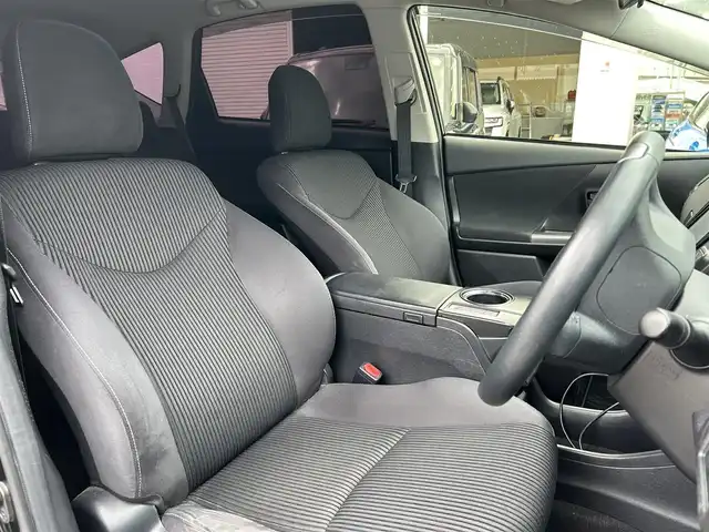 トヨタ プリウス α S ツーリングセレクション 福岡県 2015(平27)年 8.5万km アティチュードブラックマイカ SDナビ（フルセグTV・Bluetooth・AM・FMラジオ）/バックカメラ/ETC/選択モード（PWRモード・エコモード・EVモード）/社内全ライトLEDライト/ウインカーミラー/ALLAUTOパワーウィンドウ/AACエアコン/純正フロアマット/純正アルミホイール/LEDヘッドライト/フォグランプ/オートライト/プッシュスタートボタン/ドアバイザー/カーテンエアバック/エアバック（運転席・助手席・サイド）/USB入力端子/パワーステアリング/スマートキー/取扱説明書/保証書/布系シート素材/ABS装置/盗難防止装置/サングラス収納スペース