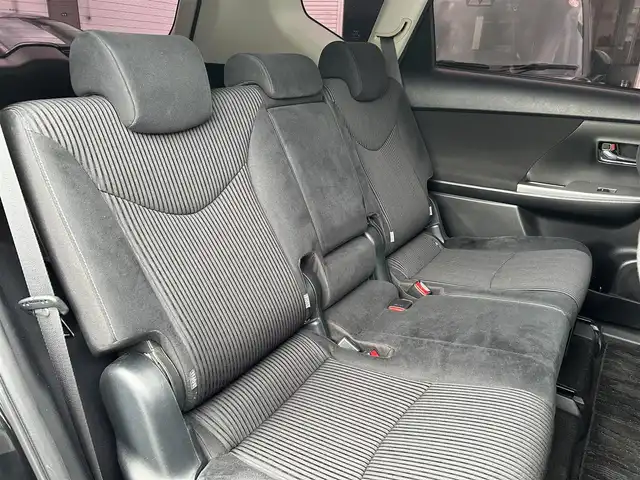 トヨタ プリウス α S ツーリングセレクション 福岡県 2015(平27)年 8.5万km アティチュードブラックマイカ SDナビ（フルセグTV・Bluetooth・AM・FMラジオ）/バックカメラ/ETC/選択モード（PWRモード・エコモード・EVモード）/社内全ライトLEDライト/ウインカーミラー/ALLAUTOパワーウィンドウ/AACエアコン/純正フロアマット/純正アルミホイール/LEDヘッドライト/フォグランプ/オートライト/プッシュスタートボタン/ドアバイザー/カーテンエアバック/エアバック（運転席・助手席・サイド）/USB入力端子/パワーステアリング/スマートキー/取扱説明書/保証書/布系シート素材/ABS装置/盗難防止装置/サングラス収納スペース