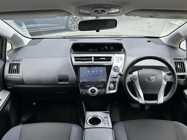 トヨタ プリウス α S ツーリングセレクション 福岡県 2015(平27)年 8.5万km アティチュードブラックマイカ SDナビ（フルセグTV・Bluetooth・AM・FMラジオ）/バックカメラ/ETC/選択モード（PWRモード・エコモード・EVモード）/社内全ライトLEDライト/ウインカーミラー/ALLAUTOパワーウィンドウ/AACエアコン/純正フロアマット/純正アルミホイール/LEDヘッドライト/フォグランプ/オートライト/プッシュスタートボタン/ドアバイザー/カーテンエアバック/エアバック（運転席・助手席・サイド）/USB入力端子/パワーステアリング/スマートキー/取扱説明書/保証書/布系シート素材/ABS装置/盗難防止装置/サングラス収納スペース