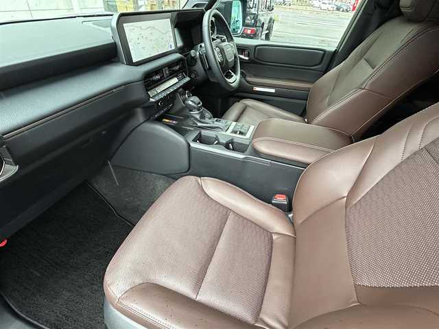 トヨタ ランドクルーザー ２５０ ZX 福岡県 2024(令6)年 0.6万km ブラック ワンオーナー/ムーンルーフ/JBLサウンド/純正12インチディスプレイオーディオ/　（Bluetooth/フルセグTV/ナビ）/フロント/サイド/バックカメラ/パノラミックモニター/トヨタセーフティーセンス/・プリクラッシュセーフティセンス/・アドバンスドドライブ/・レーントレーシングアシスト/・レーンディバーチャーアラート/・レーダークルーズコントロール/・アダプティブハイビームシステム/・オートマチックハイビーム/・ロードサインアシスト/・ドライバー異常時対応システム/・プロアクティブドライビングアシスト/・発進遅れ告知機能/・緊急時操舵支援/・フロントクロストラフィックアラート/・レーンチェンジアシスト/クリアランスソナー/ブラインドスポットモニター/センター/リアデフロック/ヘッドランプクリーナー/純正20インチAW/パワーバックドア/ルーフレール/茶色レザーシート/パワーシート/エアーシート/シートヒーター（全席）/ポジションメモリ/ステアリングヒーター/ヘッドアップディスプレー/置くだけ充電/ETC2/0/純正前後録画機能付きデジタルインナーミラー