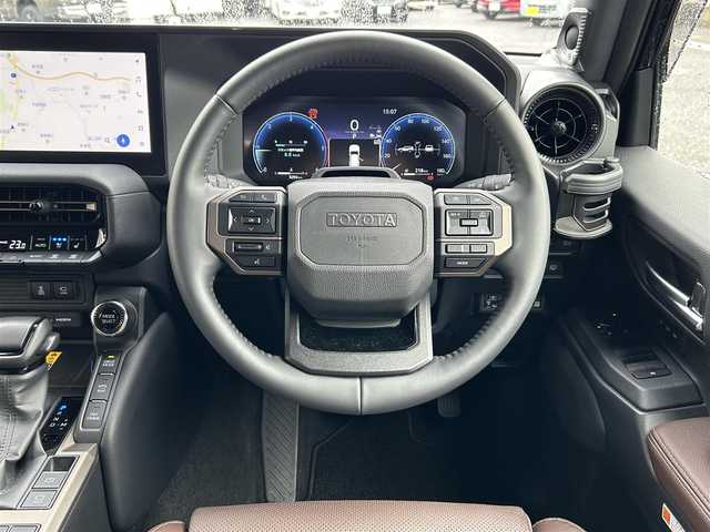 トヨタ ランドクルーザー ２５０ ZX 福岡県 2024(令6)年 0.6万km ブラック ワンオーナー/ムーンルーフ/JBLサウンド/純正12インチディスプレイオーディオ/　（Bluetooth/フルセグTV/ナビ）/フロント/サイド/バックカメラ/パノラミックモニター/トヨタセーフティーセンス/・プリクラッシュセーフティセンス/・アドバンスドドライブ/・レーントレーシングアシスト/・レーンディバーチャーアラート/・レーダークルーズコントロール/・アダプティブハイビームシステム/・オートマチックハイビーム/・ロードサインアシスト/・ドライバー異常時対応システム/・プロアクティブドライビングアシスト/・発進遅れ告知機能/・緊急時操舵支援/・フロントクロストラフィックアラート/・レーンチェンジアシスト/クリアランスソナー/ブラインドスポットモニター/センター/リアデフロック/ヘッドランプクリーナー/純正20インチAW/パワーバックドア/ルーフレール/茶色レザーシート/パワーシート/エアーシート/シートヒーター（全席）/ポジションメモリ/ステアリングヒーター/ヘッドアップディスプレー/置くだけ充電/ETC2/0/純正前後録画機能付きデジタルインナーミラー