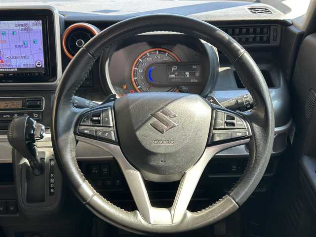スズキ スペーシア ギア HYBRID XZターボ 大阪府 2020(令2)年 4.1万km フェニックスレッドパール/ガンメタリック2トーンルーフ ワンオーナー/純正8インチナビ（CN-RZ856）/・フルセグTV/CD/DVD/Bluetooth/SD/FM/AM/アラウンドビューモニター/ETC/前後ドライブレコーダー/(前：CA-DRZ3DZA／後：DRVR518S)/スズキセーフティサポート/・デュアルセンサーブレーキサポート/・リアパーキングセンサー/・車線逸脱警報/・標識認識機能（進入禁止）/・後退時ブレーキサポート/・後方誤発進抑制機能/・ESP/・ヘッドアップディスプレイ/前席シートヒーター/ステアリングスイッチ/クルーズコントロール/パドルシフト/オートライト/フォグランプ/ＬＥＤライト/革巻きステアリング/ルーフレール/両側パワースライドドア/スペアキー/Ｒ５年記録簿あり