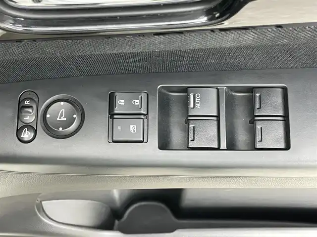 ホンダ Ｎ ＢＯＸ カスタム SSパッケージ 岡山県 2016(平28)年 6.6万km プレミアムホワイトパールⅡ 純正ナビ　/(CD/DVD/USB/SD/Bluetooth)/両側電動スライド　/ビルトインＥＴＣ　/前席シートヒーター　/ＬＥＤヘッドライト　/バックカメラ/プッシュスタート　/スマートキー　/アイドリングストップ/ISOFIX/後席サンシェード/ステアリングスイッチ/チルトステアリング/シートリフター/シートバックテーブル/ウィンカーミラー/ドアバイザー