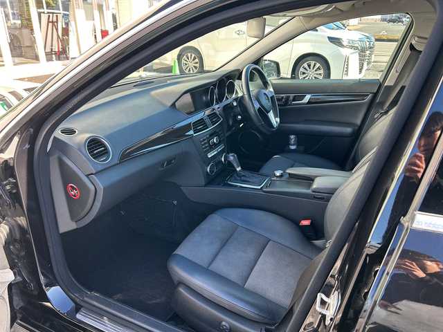 メルセデス・ベンツ Ｃ１８０ ステーションワゴン 千葉県 2013(平25)年 7.9万km オブシディアンブラック １オーナー　ナビ　バックカメラ　ＥＴＣ　クルコン　ハーフレザー　メモリーパワーシート　ＣＤ　ＴＶ　１７インチＡＷ　ルーフレール　キセノンライト　オートライト　前後コーナーセンサー　ターボ車