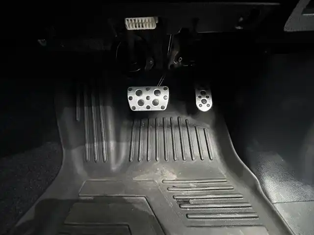 トヨタ ハイラックス Z GRスポーツ 鹿児島県 2022(令4)年 2.4万km アティチュードブラックマイカ 禁煙車/純正ディスプレイオーディオ/（Bluetooth/Applecarplay/Androidauto）/パノラミックビューモニター/ETC/社外前後ドライブレコーダー/トヨタセーフティセンス/・アダプティブクルーズコントロール/・レーンキープアシスト/・プリクラッシュセーフティ/・ロードサインアシスト/ダウンヒルアシストコントロール/リアデフロック/GRスポーツバー/GRロゴ入りフロントグリル/GRロゴブレーキキャリパー/本革巻ステアリング