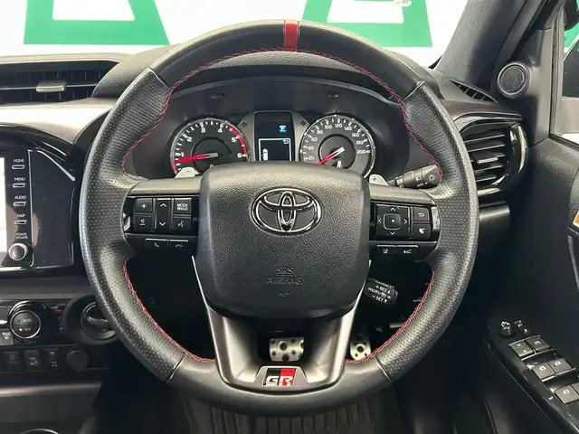 トヨタ ハイラックス Z GRスポーツ 鹿児島県 2022(令4)年 2.4万km アティチュードブラックマイカ 禁煙車/純正ディスプレイオーディオ/（Bluetooth/Applecarplay/Androidauto）/パノラミックビューモニター/ETC/社外前後ドライブレコーダー/トヨタセーフティセンス/・アダプティブクルーズコントロール/・レーンキープアシスト/・プリクラッシュセーフティ/・ロードサインアシスト/ダウンヒルアシストコントロール/リアデフロック/GRスポーツバー/GRロゴ入りフロントグリル/GRロゴブレーキキャリパー/本革巻ステアリング