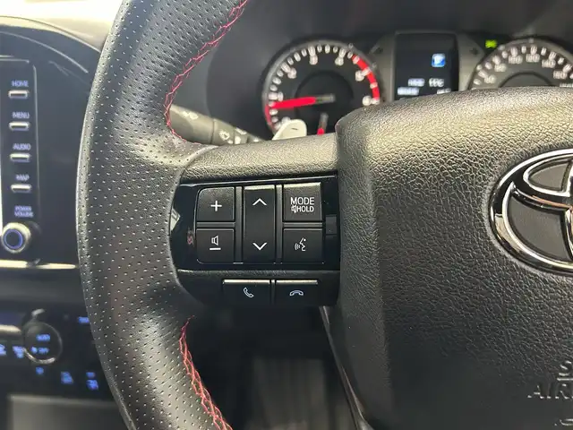 トヨタ ハイラックス Z GRスポーツ 鹿児島県 2022(令4)年 2.4万km アティチュードブラックマイカ 禁煙車/純正ディスプレイオーディオ/（Bluetooth/Applecarplay/Androidauto）/パノラミックビューモニター/ETC/社外前後ドライブレコーダー/トヨタセーフティセンス/・アダプティブクルーズコントロール/・レーンキープアシスト/・プリクラッシュセーフティ/・ロードサインアシスト/ダウンヒルアシストコントロール/リアデフロック/GRスポーツバー/GRロゴ入りフロントグリル/GRロゴブレーキキャリパー/本革巻ステアリング