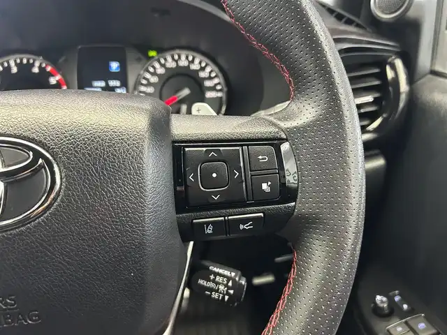 トヨタ ハイラックス Z GRスポーツ 鹿児島県 2022(令4)年 2.4万km アティチュードブラックマイカ 禁煙車/純正ディスプレイオーディオ/（Bluetooth/Applecarplay/Androidauto）/パノラミックビューモニター/ETC/社外前後ドライブレコーダー/トヨタセーフティセンス/・アダプティブクルーズコントロール/・レーンキープアシスト/・プリクラッシュセーフティ/・ロードサインアシスト/ダウンヒルアシストコントロール/リアデフロック/GRスポーツバー/GRロゴ入りフロントグリル/GRロゴブレーキキャリパー/本革巻ステアリング