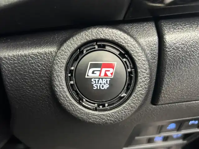 トヨタ ハイラックス Z GRスポーツ 鹿児島県 2022(令4)年 2.4万km アティチュードブラックマイカ 禁煙車/純正ディスプレイオーディオ/（Bluetooth/Applecarplay/Androidauto）/パノラミックビューモニター/ETC/社外前後ドライブレコーダー/トヨタセーフティセンス/・アダプティブクルーズコントロール/・レーンキープアシスト/・プリクラッシュセーフティ/・ロードサインアシスト/ダウンヒルアシストコントロール/リアデフロック/GRスポーツバー/GRロゴ入りフロントグリル/GRロゴブレーキキャリパー/本革巻ステアリング