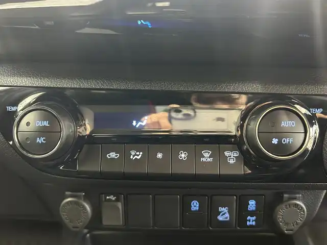 トヨタ ハイラックス Z GRスポーツ 鹿児島県 2022(令4)年 2.4万km アティチュードブラックマイカ 禁煙車/純正ディスプレイオーディオ/（Bluetooth/Applecarplay/Androidauto）/パノラミックビューモニター/ETC/社外前後ドライブレコーダー/トヨタセーフティセンス/・アダプティブクルーズコントロール/・レーンキープアシスト/・プリクラッシュセーフティ/・ロードサインアシスト/ダウンヒルアシストコントロール/リアデフロック/GRスポーツバー/GRロゴ入りフロントグリル/GRロゴブレーキキャリパー/本革巻ステアリング