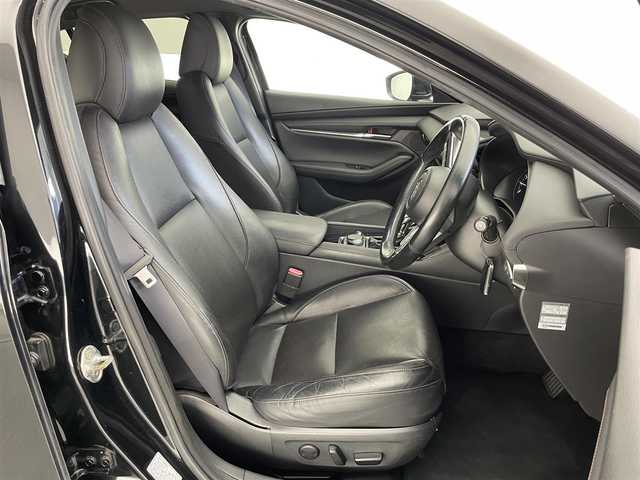 マツダ マツダ３ファストバック 20S Lパッケージ 愛知県 2020(令2)年 5.5万km ジェットブラックマイカ 純正ナビ　全方位カメラ　シートヒーター　禁煙車　フルセグＴＶ　ＤＶＤ　ＨＤＭＩ　ＢＳＭ　ＨＵＤ　衝突軽減　追従クルコン　黒革　ＬＥＤオートライト　コーナーセンサー　ハンドルヒーター　純正フロアマット