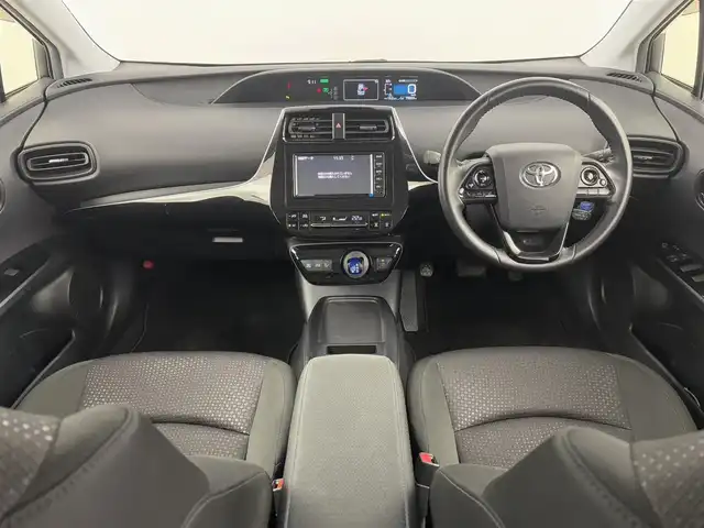 トヨタ プリウス S 埼玉県 2019(平31)年 8万km ホワイトパールクリスタルシャイン 社外エアロ/純正ナビ　NSCN-W68/(Bluetooth/CD/AUX/AM/FM)/地デジワンセグ/バックカメラ/アダプティブクルーズコントロール/車線逸脱警報/衝突軽減ブレーキ/クリアランスソナー/ドライブモードセレクト/ウィンカーミラー/電動格納ミラー/プッシュスタート/ステアリングリモコン/純正フロアマット/純正ドアバイザー