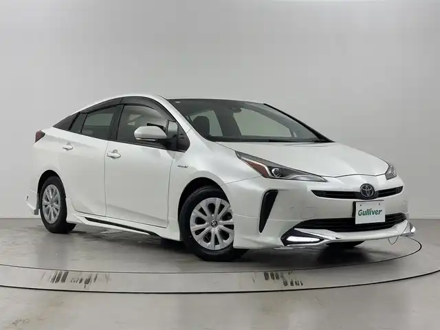 トヨタ プリウス S 埼玉県 2019(平31)年 8万km ホワイトパールクリスタルシャイン 社外エアロ/純正ナビ　NSCN-W68/(Bluetooth/CD/AUX/AM/FM)/地デジワンセグ/バックカメラ/アダプティブクルーズコントロール/車線逸脱警報/衝突軽減ブレーキ/クリアランスソナー/ドライブモードセレクト/ウィンカーミラー/電動格納ミラー/プッシュスタート/ステアリングリモコン/純正フロアマット/純正ドアバイザー