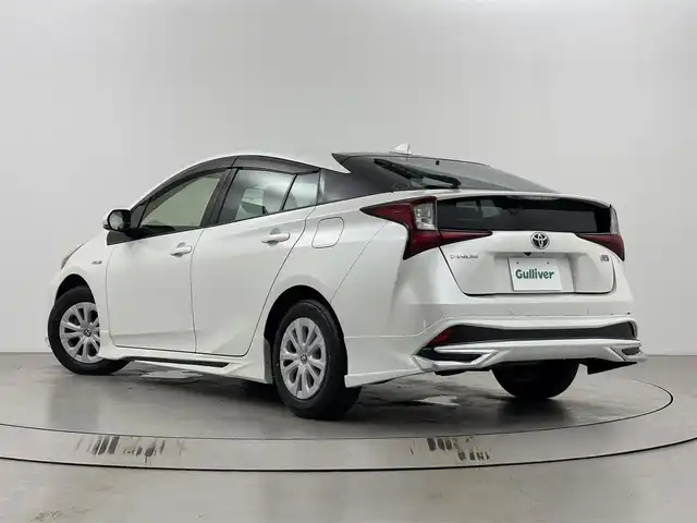 トヨタ プリウス S 埼玉県 2019(平31)年 8万km ホワイトパールクリスタルシャイン 社外エアロ/純正ナビ　NSCN-W68/(Bluetooth/CD/AUX/AM/FM)/地デジワンセグ/バックカメラ/アダプティブクルーズコントロール/車線逸脱警報/衝突軽減ブレーキ/クリアランスソナー/ドライブモードセレクト/ウィンカーミラー/電動格納ミラー/プッシュスタート/ステアリングリモコン/純正フロアマット/純正ドアバイザー